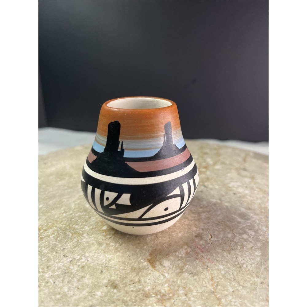 3" Navajo Pottery Vase Signed WIY Navajo